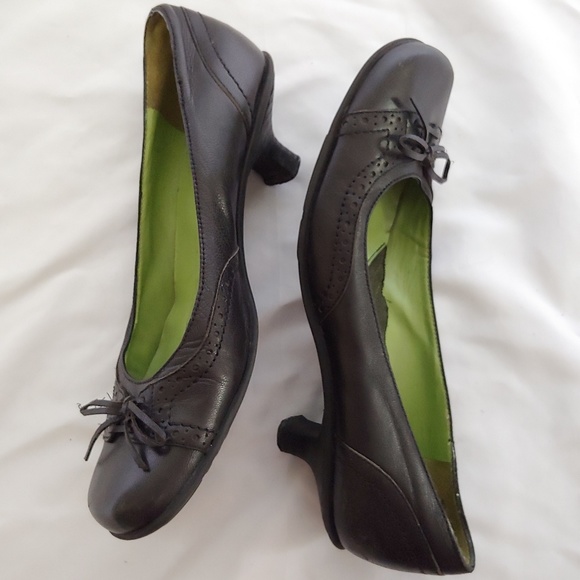 Kenneth Cole Black Leather Heels with Bow - Picture 6 of 8